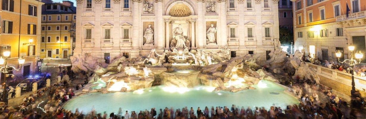 Fontana di Trevi inspira bolsa da Dolce & Gabbana no desfile Alta Moda 2025