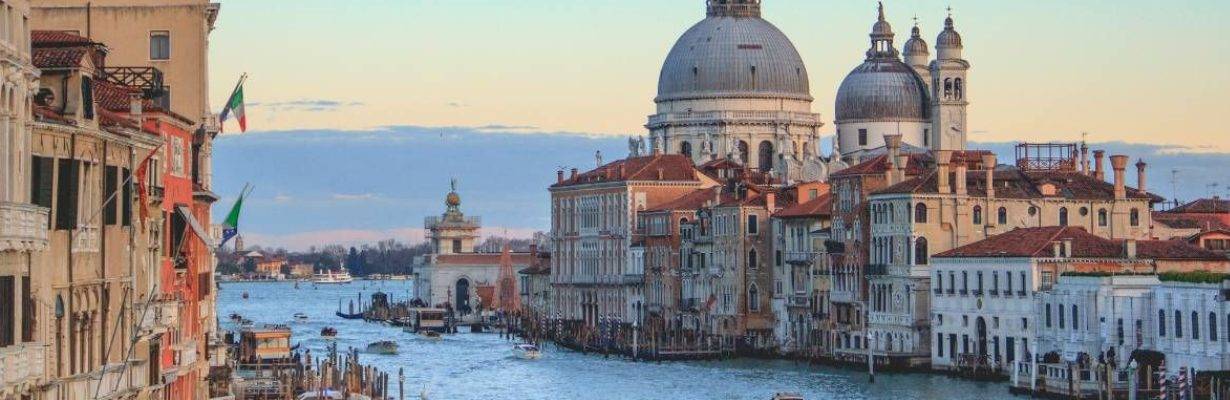 Veneza adota taxa de visitação provisória para evitar o turismo excessivo durante o verão europeu