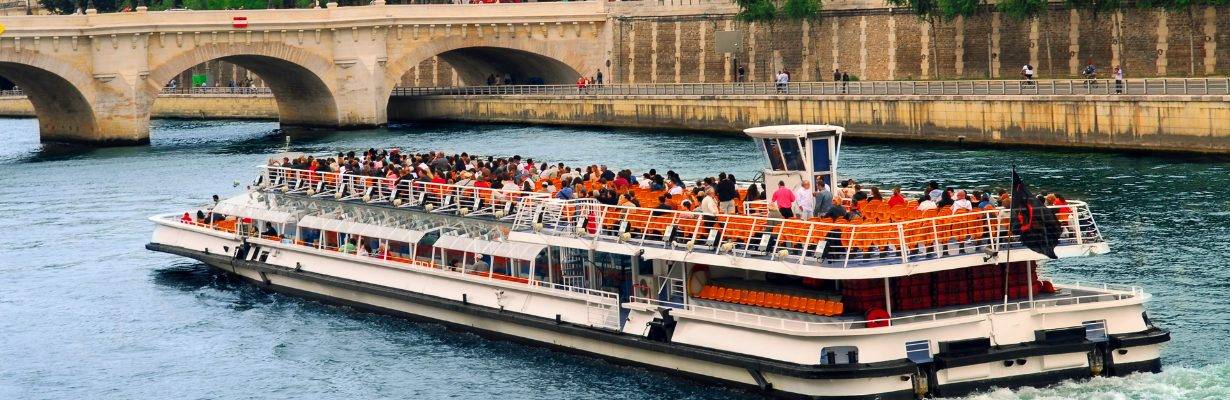 Passeio de Barco pelo Rio Sena