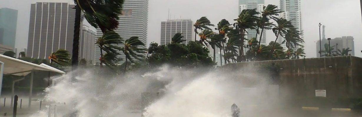 Alerta de furacão na Flórida fecha atrações e aeroportos