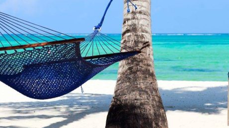 A tendência do JOMO nas viagens redefine o turismo com foco na desconexão, autenticidade e destinos tranquilos, onde os viajantes buscam menos multidões e mais conexão consigo mesmos e com a natureza.