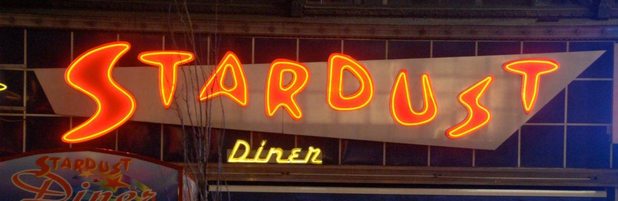 Mesas se transformam em palco no Stardust de NYC