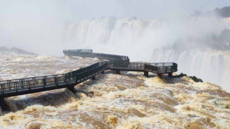 Parque Nacional do Iguaçu permanece aberto, mas a passarela e outras atrações seguem sem previsão confirmada de reabertura.