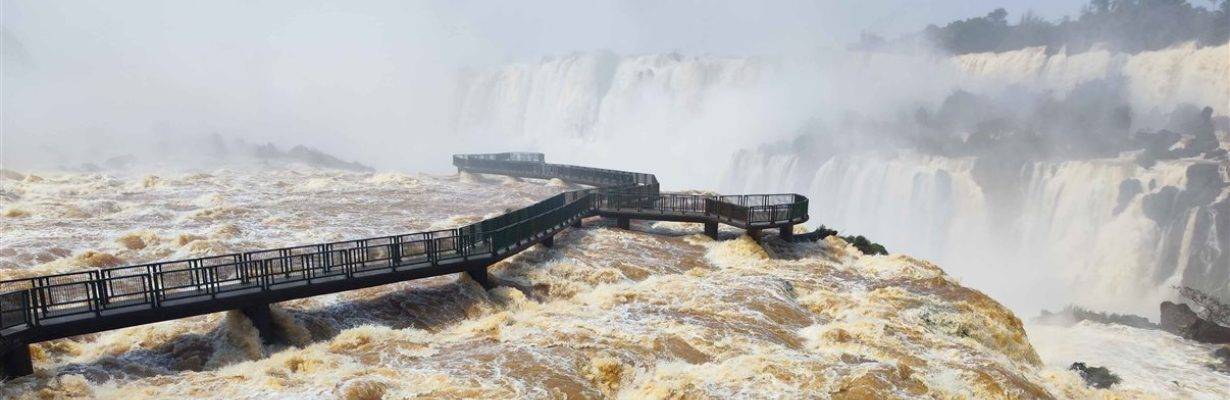 Interditada! Passarela das Cataratas é fechada devido a fluxo de água intenso