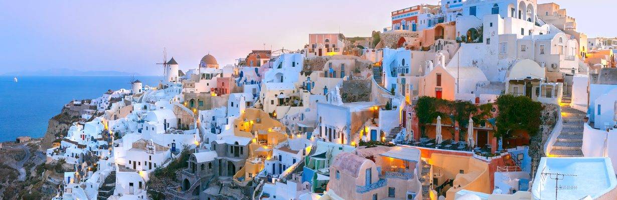 Turismo sustentável em Santorini: ilha limita cruzeiros e aposta em luxo acessível em 2025