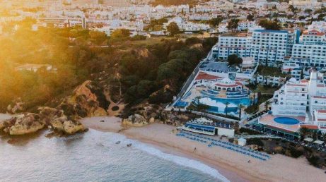 Biquínis proibidos fora da praia? Albufeira propõe novas regras para turistas
