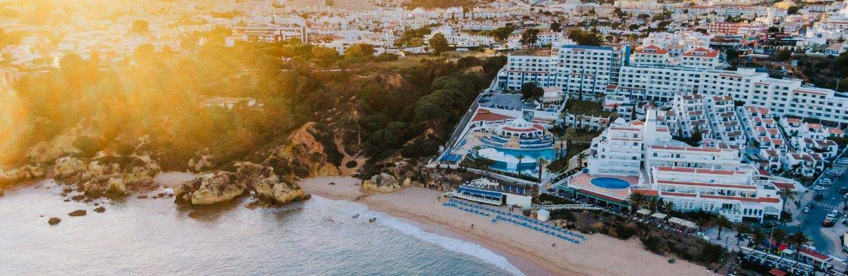 Biquínis proibidos fora da praia? Albufeira propõe novas regras para turistas