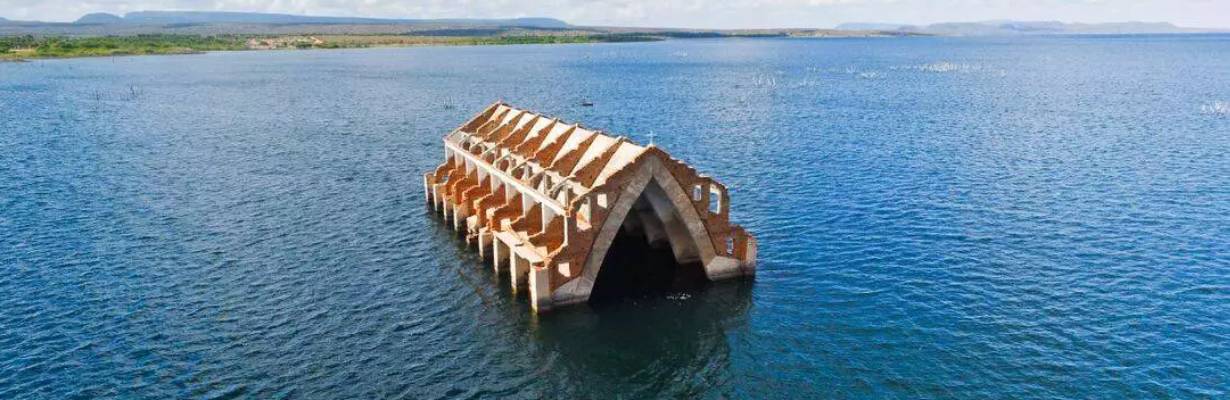 10 Igrejas diferentes no mundo: de cavernas a templos flutuantes