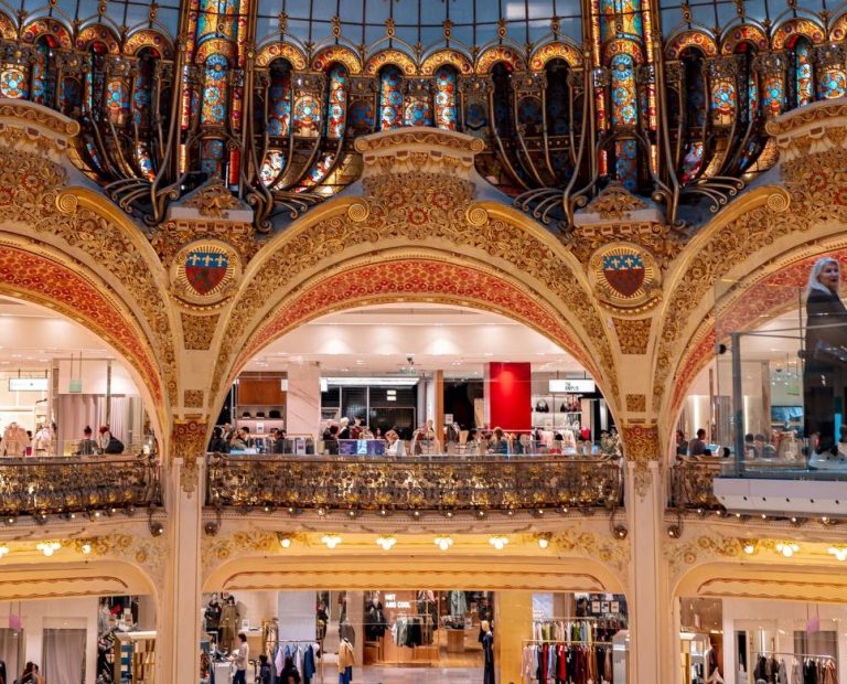 Galeries Lafayette transforma rooftop em arena de Roland-Garros com vista para monumentos icônicos de Paris