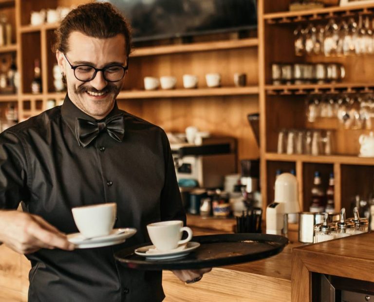 Cobrança por tempo em cafés gera debate na Espanha: tendência ou exagero?