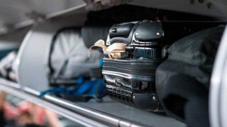 Viajar apenas com bagagem de mão exige planejamento, mas pode reduzir custos, facilitar deslocamentos e economizar tempo nos aeroportos.