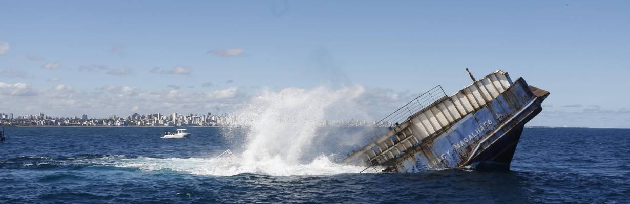 Ferryboat foi afundado em Salvador para criar recife artificial