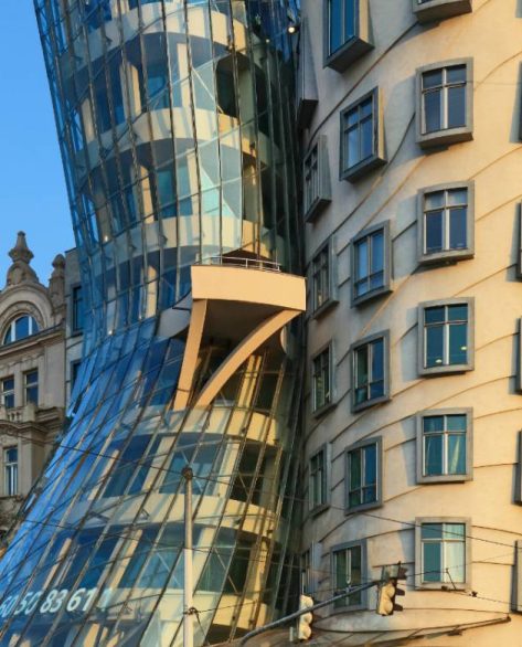 Dormir dentro de uma obra de arte: como é se hospedar no hotel Tančící Dům em Praga