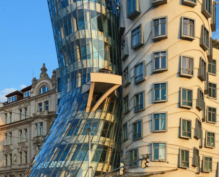 Dormir dentro de uma obra de arte: como é se hospedar no hotel Tančící Dům em Praga