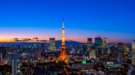 A partir de 1º de julho de 2026, o Japão elevará sua taxa internacional de saída de ¥ 1.000 para ¥ 3.000 por passageiro. A cobrança, já incluída nas passagens, valerá para a maioria dos viajantes e faz parte das medidas adotadas pelo país para administrar o crescimento do turismo internacional.
