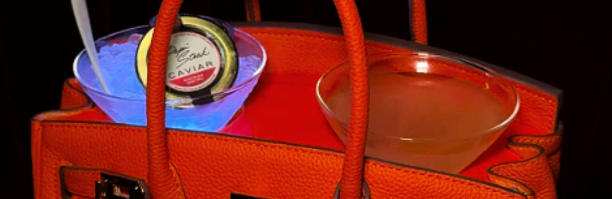 No menu, um cocktail servido em uma Hermès de R$ 170 mil