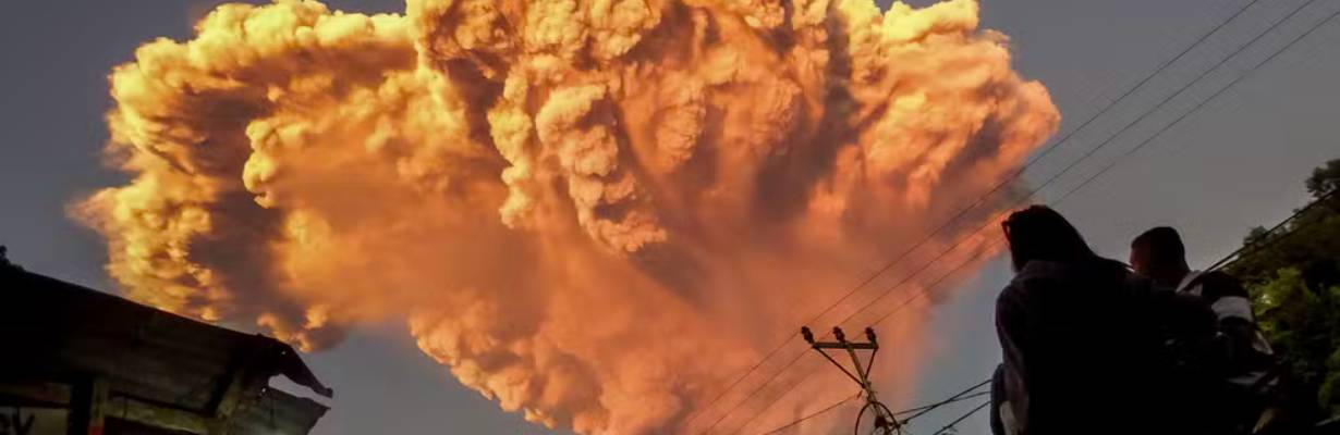 Alerta: vulcão entra em erupção na Indonésia