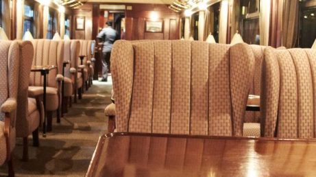 Em 2026, os trens de luxo ganham protagonismo no turismo internacional, transformando viagens em experiências completas. Rotas icônicas atravessam países da Europa, Ásia e África, combinando paisagens, gastronomia de alto nível e hospedagens sofisticadas a bordo de composições históricas e modernas.