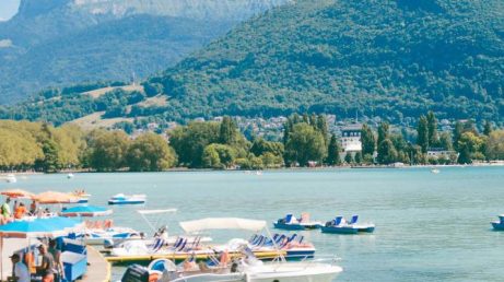 Como planejar uma viagem de verão para a Europa: dicas de roteiro, transporte, hospedagem e documentos, com links para guias de países.