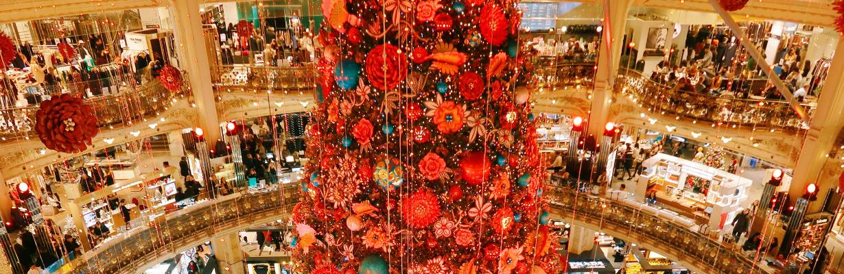 Natal em Paris: vitrines mágicas e árvore gigante na Galeries Lafayette