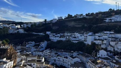 Setenil de las Bodegas: o pueblo nas rochas