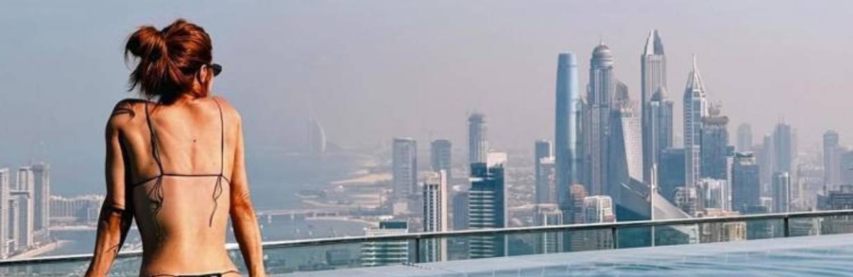 Gio Ewbank nada na piscina mais alta do mundo durante viagem a Dubai