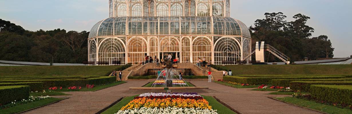 Curitiba lança portal turístico com IA para planejar atrações, hotéis e eventos