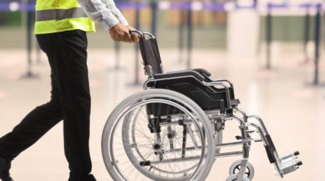 Cadeira de rodas em aeroportos: abuso do sistema acende alerta global