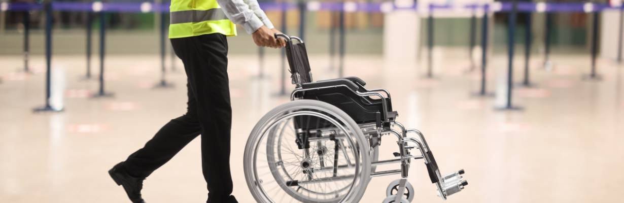 Cadeira de rodas em aeroportos: abuso do sistema acende alerta global