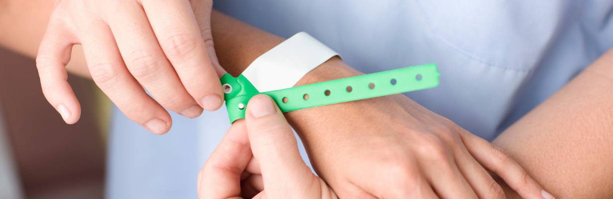 Segurança nas férias: projeto quer tornar obrigatórias pulseiras de identificação para crianças