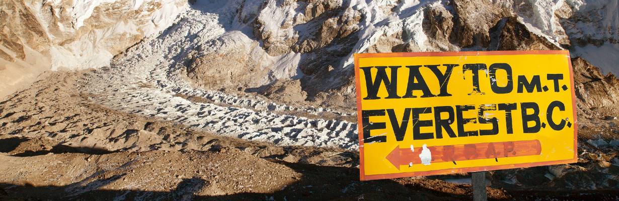 Crise no Everest leva Nepal a endurecer regras de escalada em 2026