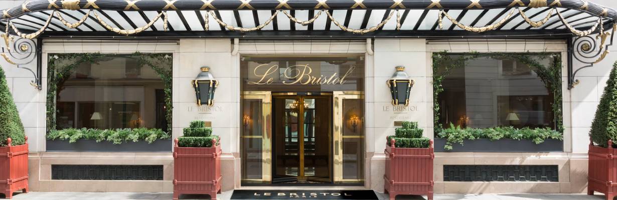 Incêndio atinge hotel de luxo em Paris - 400 pessoas são resgatadas