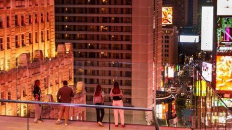 Novo mirante em Times Square permite ver os telões da praça de perto
