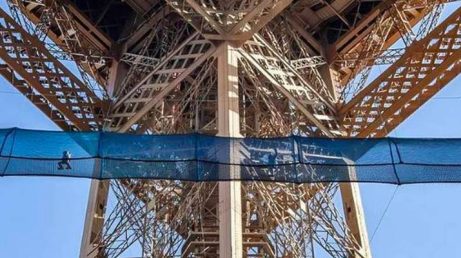 Nova ponte suspensa na Torre Eiffel permite caminhar a 60 metros de altura — e é gratuita