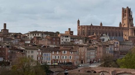 Albi é uma cidade pouco conhecida no sul da França que impressiona pela arquitetura, tranquilidade e história. Neste guia, te mostro o que ver, o que fazer e por que esse destino, mesmo fora do radar, pode surpreender mais do que muitos lugares famosos.