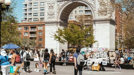Filas de até 4 horas e novas políticas afetam o turismo nos EUA. Veja o que muda para quem planeja viajar e como evitar problemas!