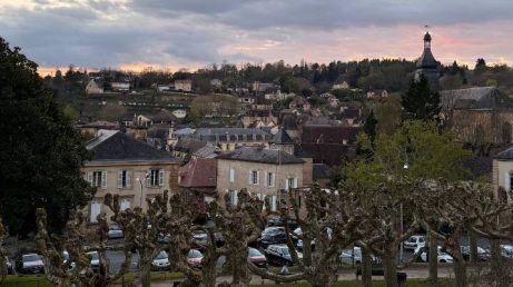 Sarlat vai muito além de uma cidade base. Neste guia, você descobre como explorar a região, quais vilarejos visitar, como organizar um roteiro eficiente e por que essa experiência, entre história, natureza e cenários únicos, pode se tornar uma das mais surpreendentes da França.