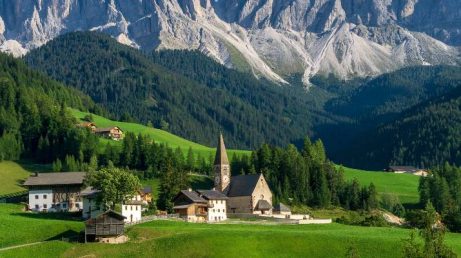 Igreja nas Dolomitas viraliza e vilarejo restringe carros para conter turismo