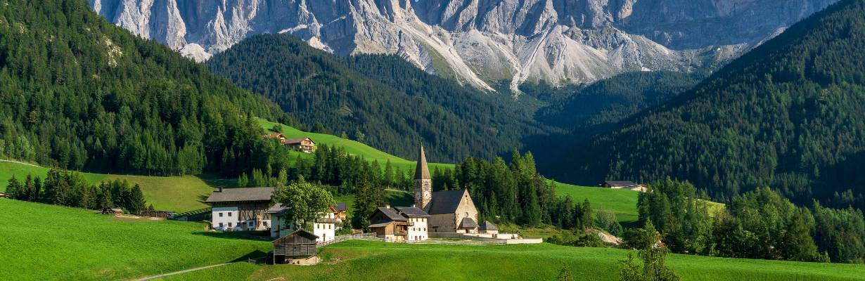 Igreja nas Dolomitas viraliza e vilarejo restringe carros para conter turismo