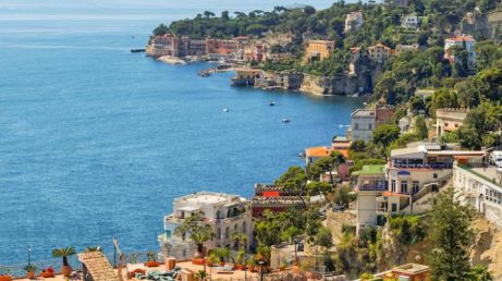 Capri restringe abordagem a turistas nas ruas e cria novas regras para garantir viagens mais tranquilas na famosa ilha italiana.