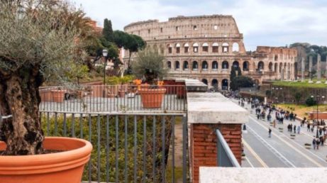 Roma ganha novo mirante com vista para o Coliseu. Belvedere Cederna reabre com acesso gratuito e cenário impressionante na Cidade Eterna.