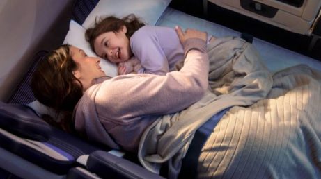 United Airlines anuncia “Relax Row”: fileira na econômica que vira cama