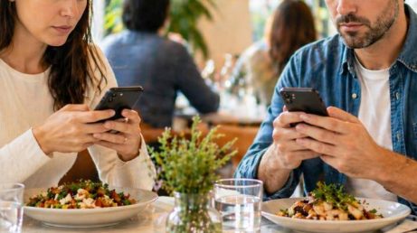 Restaurantes sem celular ganham força nos EUA e atraem clientes em busca de experiências reais, boa conversa e menos distrações.