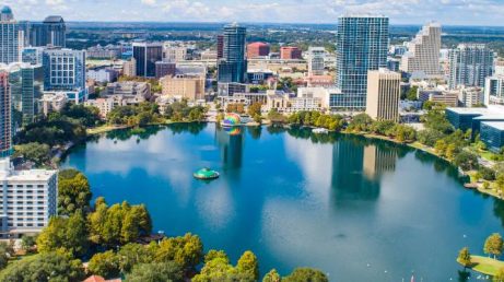 Orlando continua sendo lembrada principalmente pelos parques temáticos, porém existe uma cidade paralela que aparece longe dos portões da Disney e da Universal. Entre outlets lotados, idas ao Walmart de madrugada, mini golfs iluminados, redes de fast food e noites quentes da Flórida, o lazer acaba se espalhando por toda a experiência da viagem, entrando até nos momentos mais simples do cotidiano turístico.