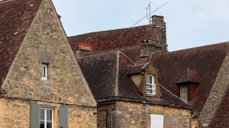 Enquanto outros vilarejos franceses transformaram a própria imagem em espetáculo turístico, Domme ainda preserva certa simplicidade que muitos dos outros vilarejos já perderam. O resultado não parece cenográfico nem artificial. Parece apenas um pedaço antigo da França que continuou existindo.