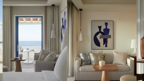 Com praia privativa e spa de luxo, novo Four Seasons em Mykonos abre reservas para o verão europeu.