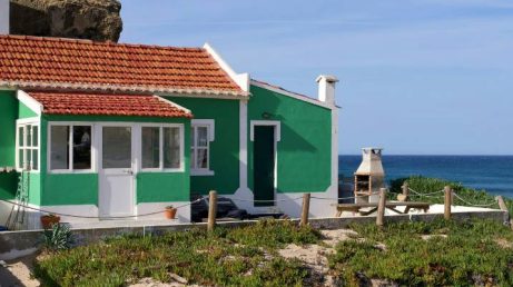 Monte Clérigo conquista ranking europeu com natureza preservada, falésias e clima de “luxo discreto”.