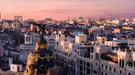 Madri deixou de ser apenas mais uma capital europeia e começou a chamar atenção pela forma como funciona no cotidiano. Limpa, organizada, viva e ainda agradável de circular, a cidade parece entregar algo que muitas capitais perderam nos últimos anos.