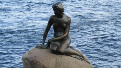 A estátua da Pequena Sereia, localizada em Copenhague, na Dinamarca, foi inspirada no conto de Hans Christian Andersen e se tornou um dos principais símbolos turísticos do país. Inaugurada em 1913, a escultura atrai visitantes do mundo inteiro, mesmo sendo pequena e discreta. Além da forte ligação com a literatura, o monumento também carrega episódios curiosos de vandalismo e preserva grande valor cultural e histórico para a capital dinamarquesa.