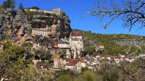 Rocamadour não impressiona apenas pela história ou pela arquitetura medieval. A cidade inteira parece encaixada de forma improvável em um enorme paredão de rocha. Entre igrejas, escadas e vistas surreais, o vilarejo revela um lado pouco conhecido do sul da França. Algumas paisagens realmente parecem impossíveis até aparecerem diante dos olhos.